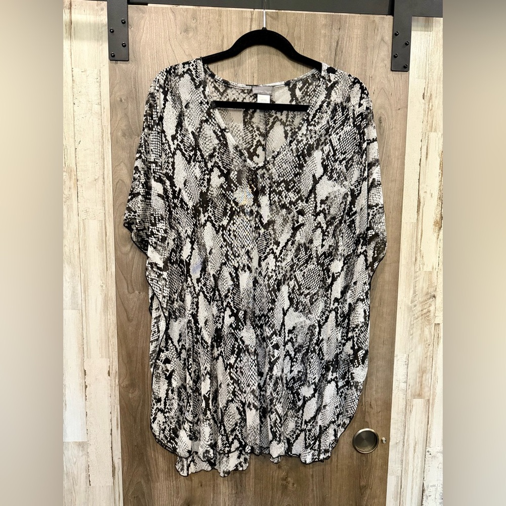 Women's Black and White Snake Print Top